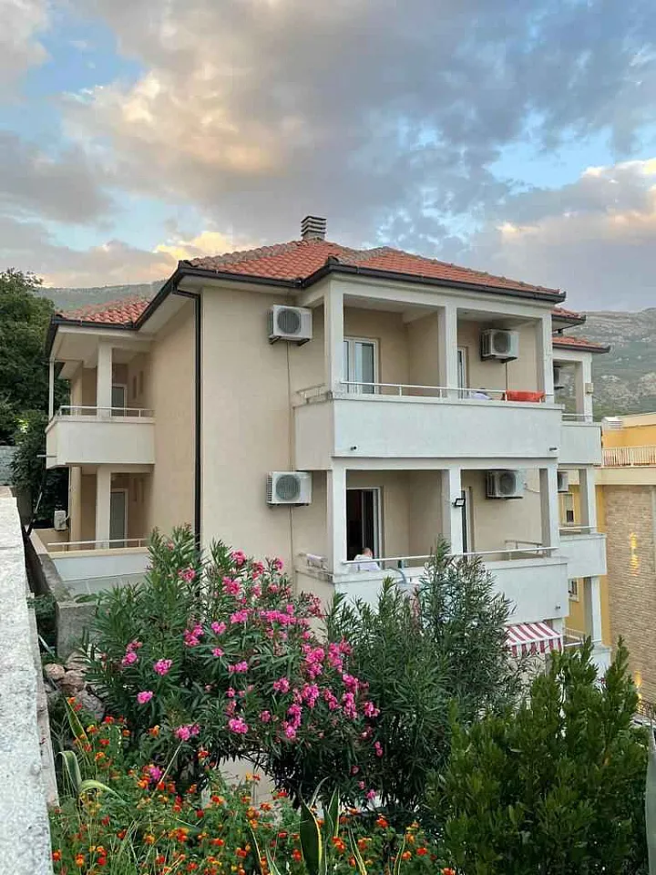 Haus mit Wohnungen zum Verkauf in Buljarica